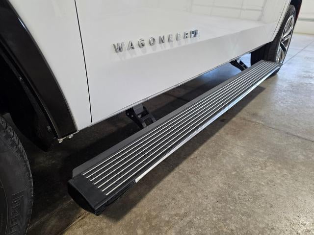 2023 Jeep Wagoneer L Series III - Photo 11