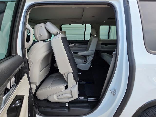 2023 Jeep Wagoneer L Series III - Photo 33