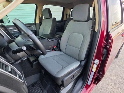 2020 RAM 1500 Big Horn Crew Cab 4x4 6'4" Box