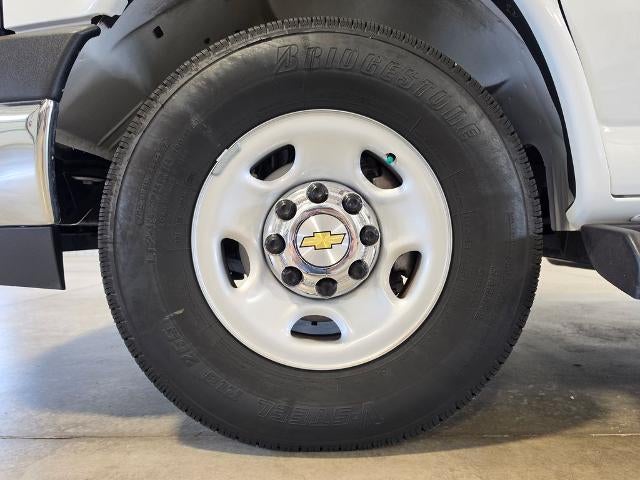 2025 Chevrolet Express Passenger 1LT