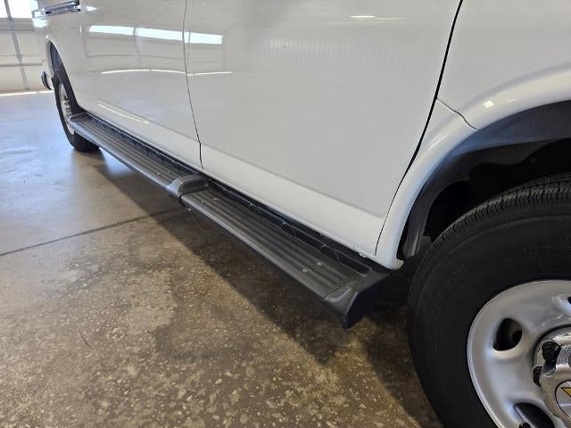 2025 Chevrolet Express Passenger 1LT